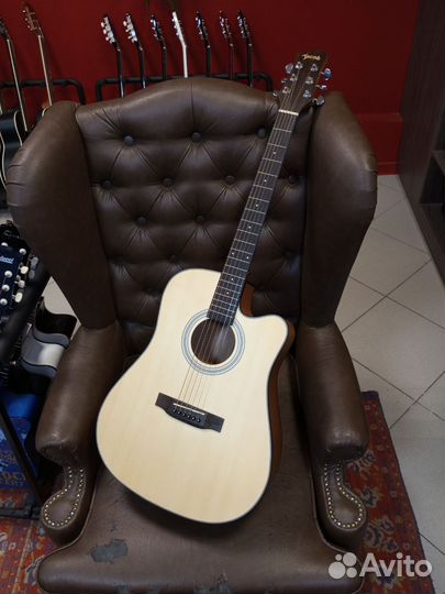 Новая акустическая гитара из ели