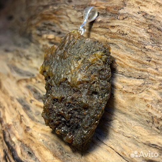 Кулон из дикого янтаря