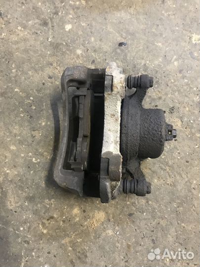 Суппорт передний левый Nissan Maxima A33