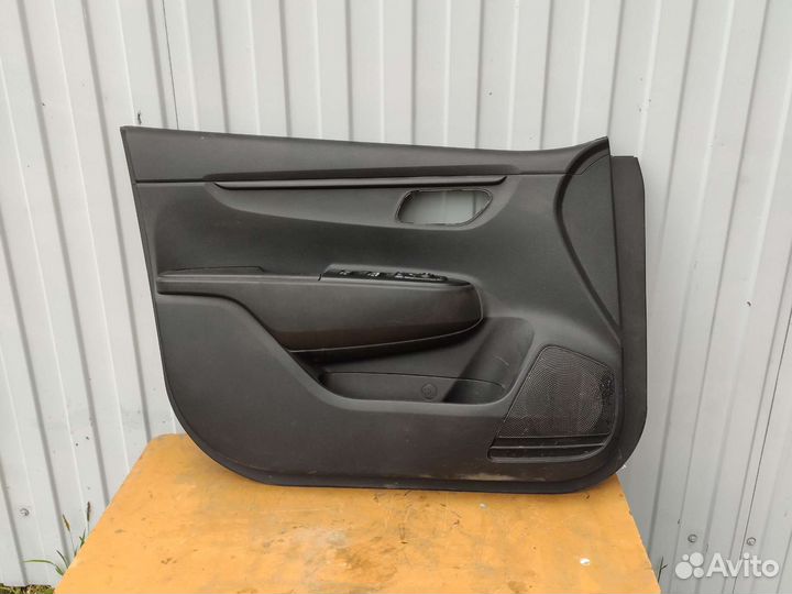 Обшивка водительской двери Киа Рио 4