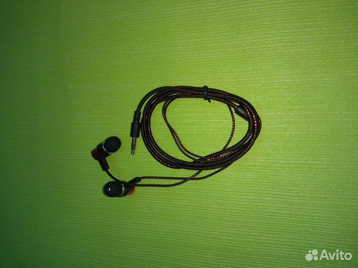 Проводные наушники