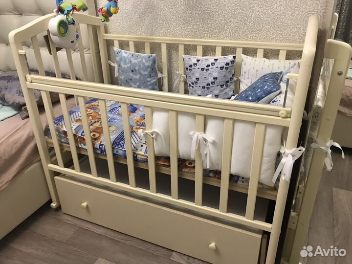 Кроватка с маятниковым механизмом и бортики