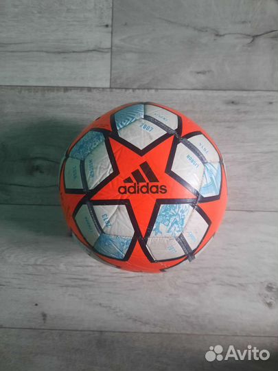 Футбольный мяч adidas лига чемпионов