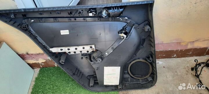 Обшивка двери задний правый на фольсваген джетта 6