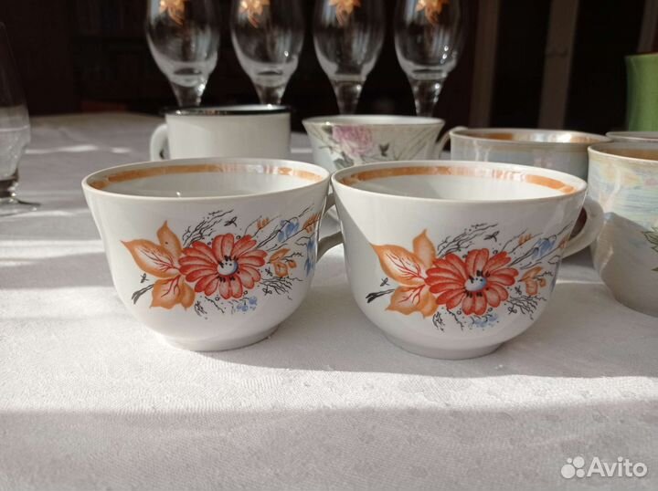 Много чашек, кружек, фужеров