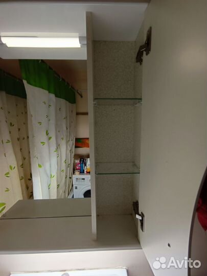 Шкафчик с зеркалом и раковина в ванную