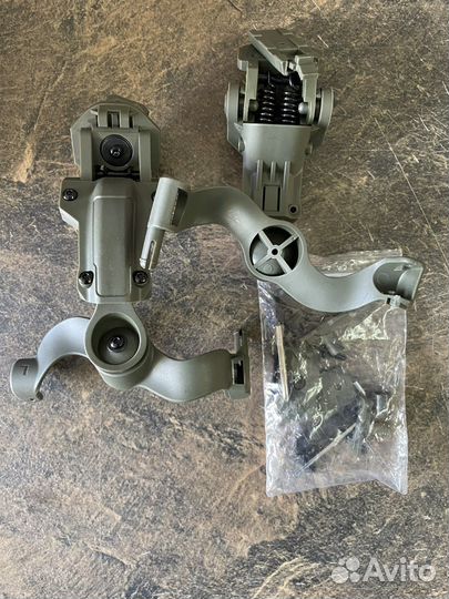 Крепление для наушников на шлем