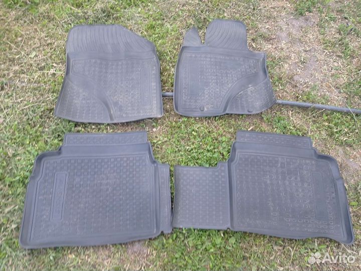 Комплект резиновых ковриков для Toyota Avensis 3