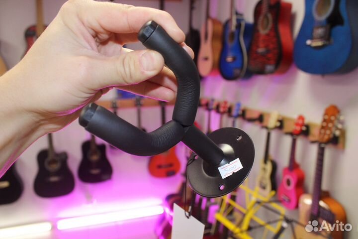 Вешалка для гитары на стену