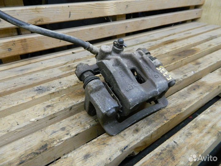 Суппорт тормозной задний правый 2009 582301H300