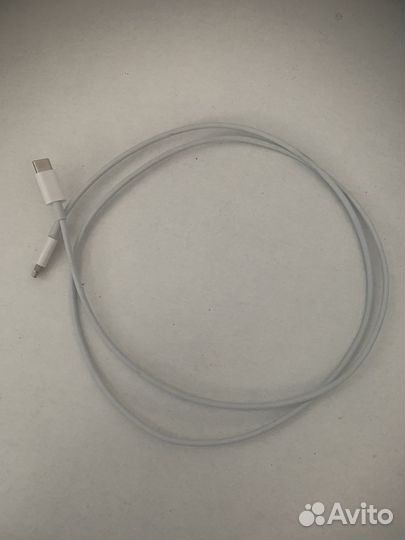 Зарядный шнур на iPhone