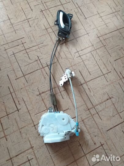 Замок передний правый на honda stream RN6-9