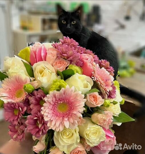 Флорист для сборки букетов в Смольный