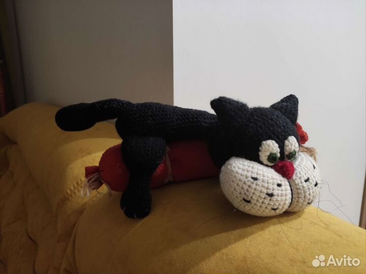 Озорной черный кот