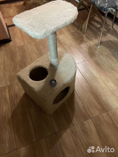 Кошачий домик с когтеточкой