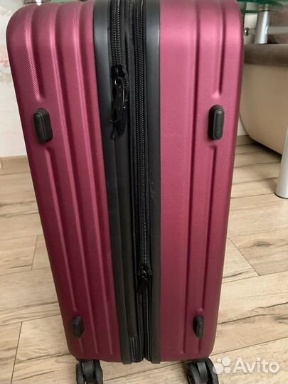 Чемодан на колесах размер m