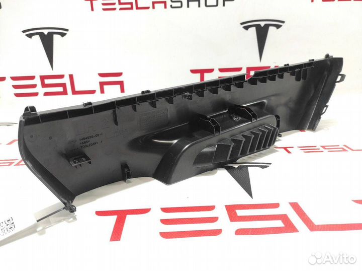 Накладка декоративная основания сидений 1-го ряда