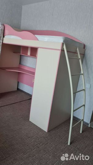 Детская кровать чердак со столом и шкафом