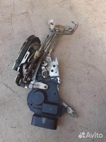 Замок двери toyota corolla 120