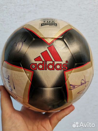 Футбольный мяч с автографами Баварии и Милана сезо