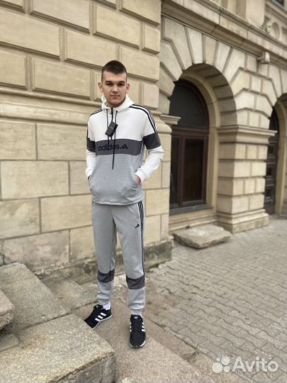 Мужской спортивный костюм