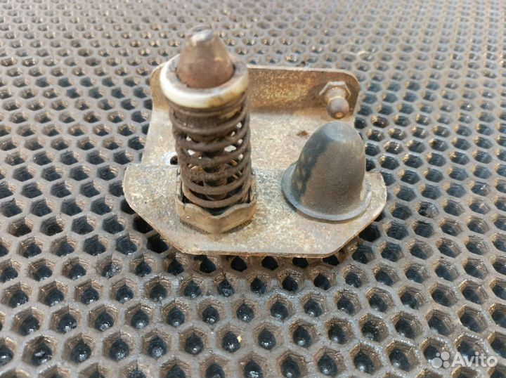 Ответная часть замка капота Volvo FH