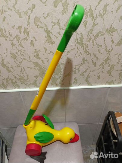 Игрушка утка каталка