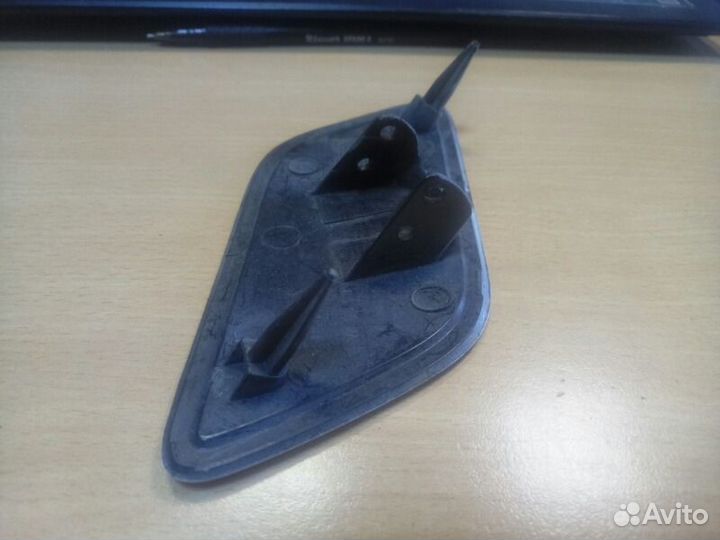 Крышка омывателя фары прав. audi q7