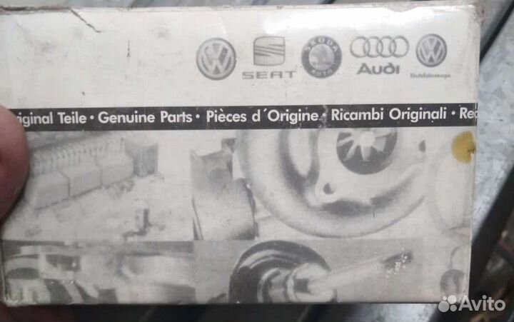 Радиатор масляный VAG 028117021Е