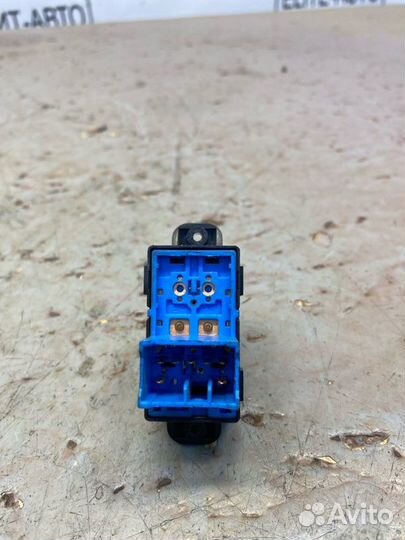 Кнопка стеклоподъемника передняя правая Kia Rio 3