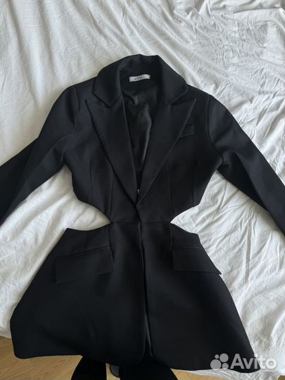 Черный пиджак с открытой спиной