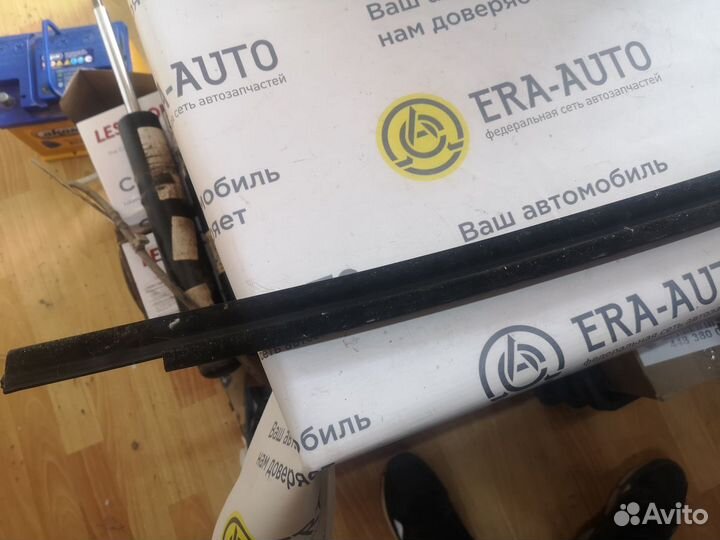 Уплотнитель стекла задней двери Kia Sportage 2