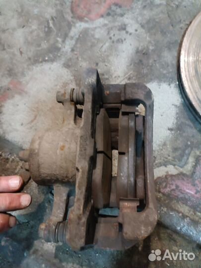 Передний левый суппорт Chevrolet Aveo T250