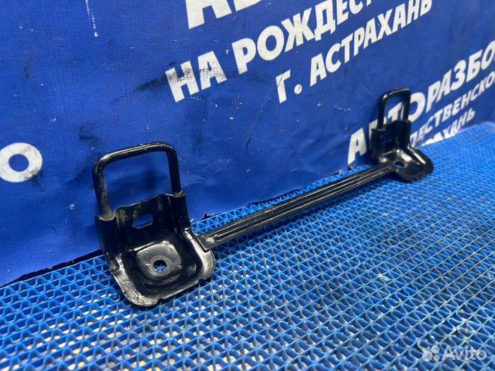 Крепление сиденья Toyota Auris хэтчбек 1ZR 2007