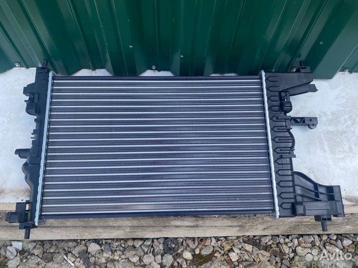 Радиатор охлаждения двигателя Chevrolet Cruze 1.8