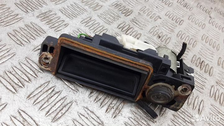 Кнопка закрывания багажника Mercedes-Benz C-Class