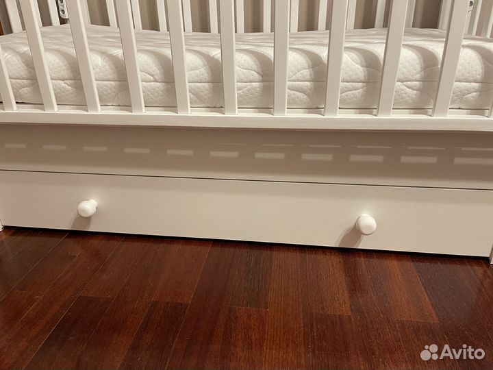 Детская кроватка с универсальным маятником