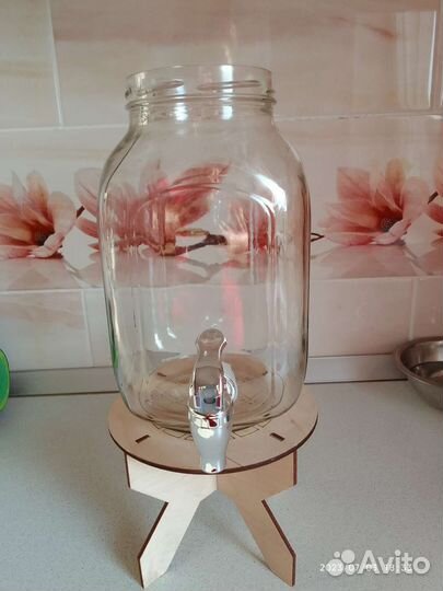 Банка с краником и подставкой