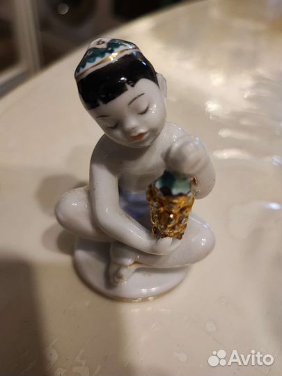 Статуэтка мальчик с виноградом