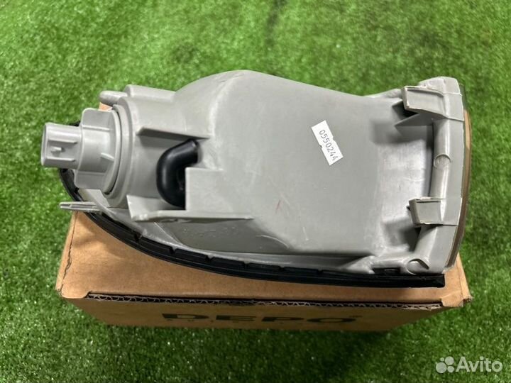 Поворотник передний правый Mitsubishi Lancer