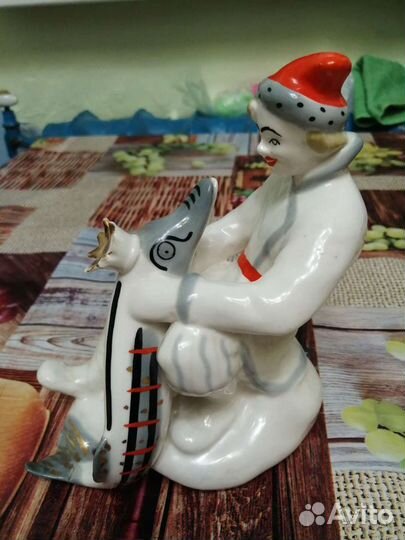 Фарфоровая статуэтка 