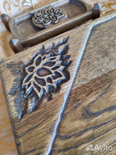 Поднос деревянный на ножках