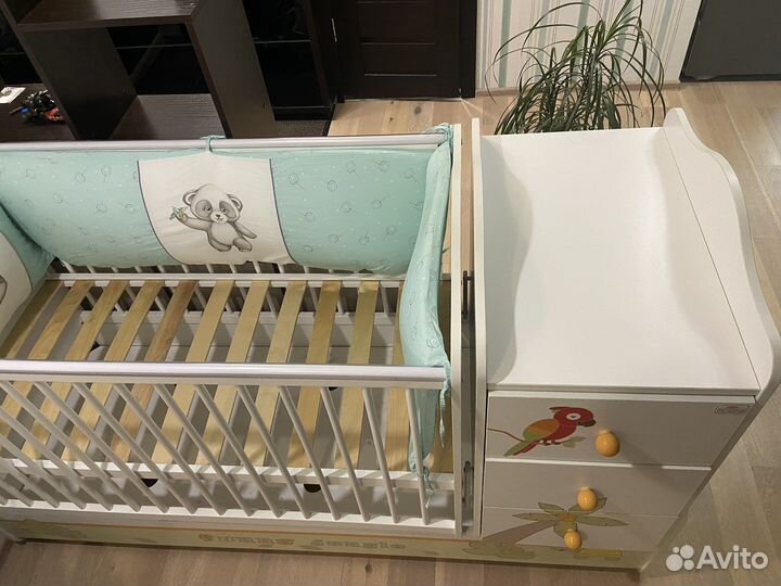 Детская кроватка с маятником