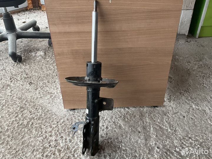 Амортизатор передний левый Toyota Camry XV70