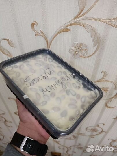 Шоколад белый с лесным орехом опт