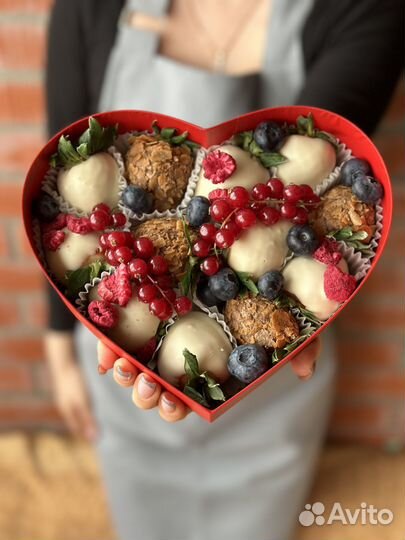 Клубника в шоколаде в форме сердца (10-12 ягод)