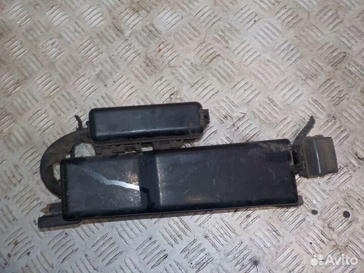 Блок предохранителей под капотом Mazda MPV 2