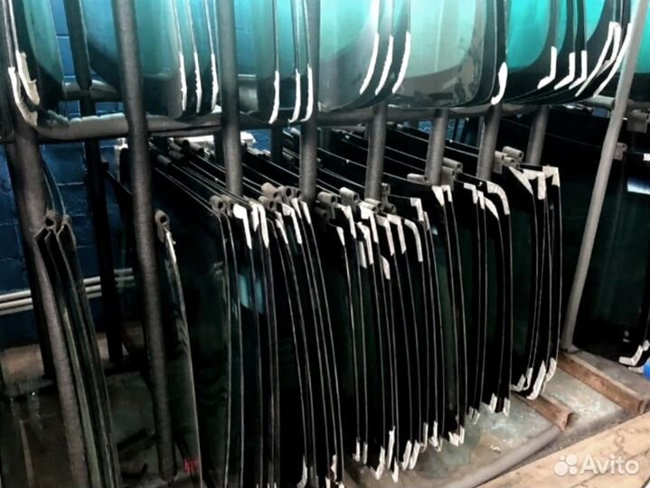 Стекло лобовое верхнее Hitachi