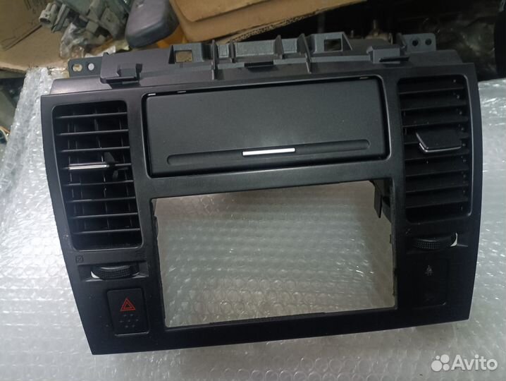 Центральный дефлектор Nissan Tiida C11