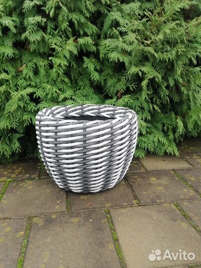 Кашпо из искусственного ротанга